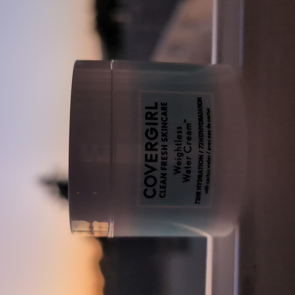 ✨SOLD OUT✨BNC CoverGirl 72HR Hydration Weightless Water Cream